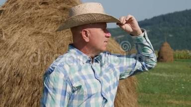 农民形象：用手和帽子环顾四周，保护眼睛不受太阳伤害